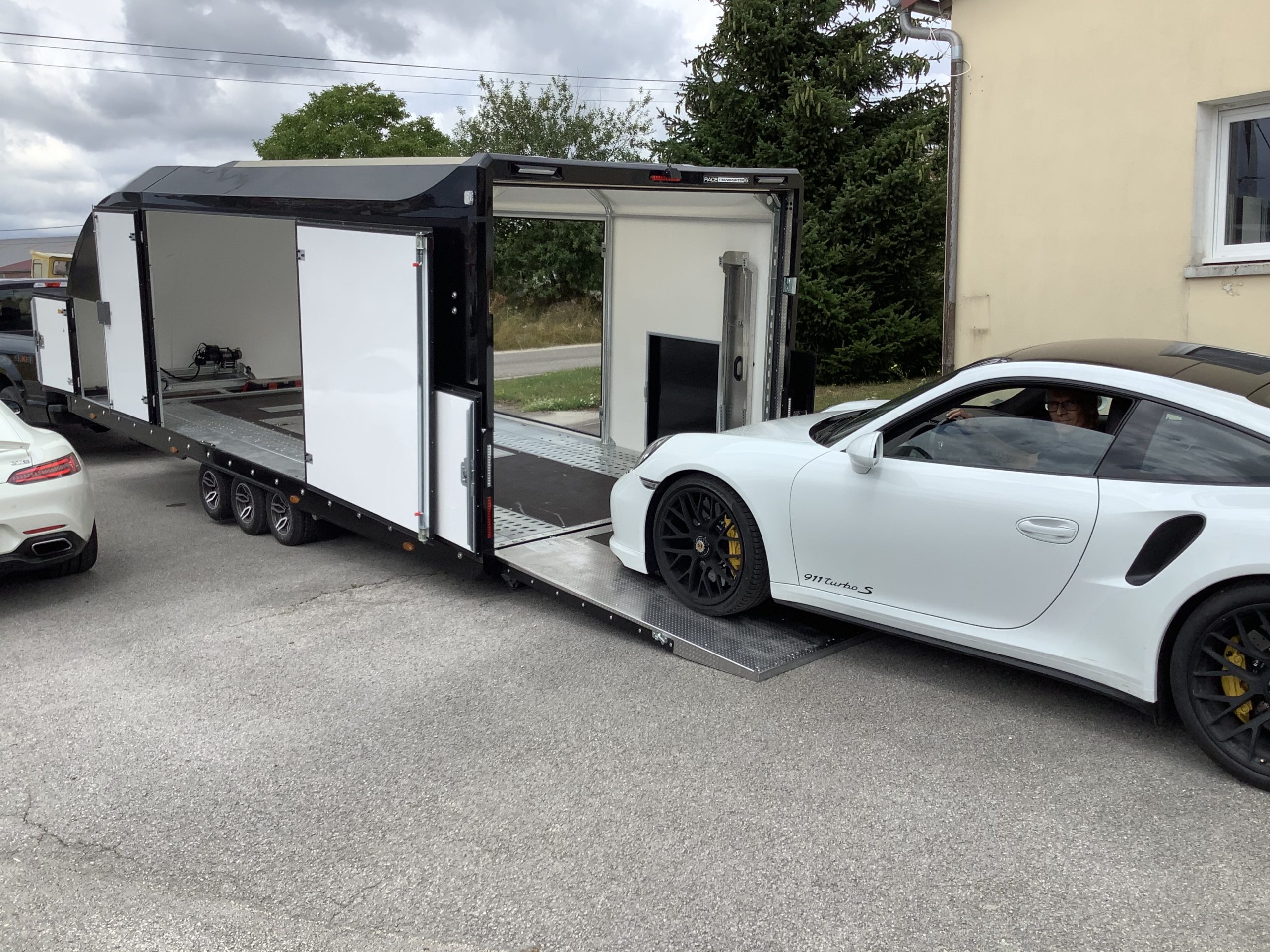 Transport voiture - Chargement d'une Porsche 911